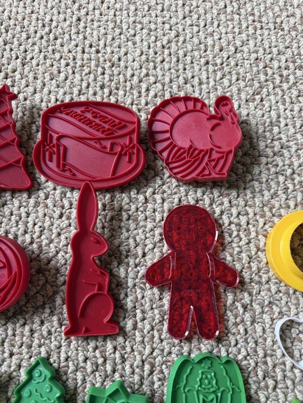Vintage Christmas cookie cutters with red and green holiday shapes - Picture 4 of 6